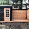 tuin complete metamorfose met tuinhuis en schuttingen en zitje  werk Amsterdam