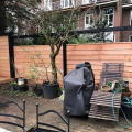 tuin complete metamorfose met tuinhuis en schuttingen en zitje  werk Amsterdam
