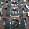 Oud grachtenpand voorzien van hardhouten luiken  Brouwersgracht Amsterdam